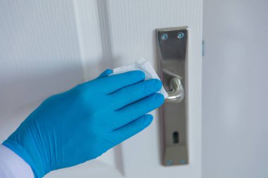 Covid-19, 2019-nCoV veya Coronavirus 'un yayılmasını önlemek için eldiven ile yüzeylerin temizlenmesi ve dezenfekte edilmesi. Islak mendilleri dezenfekte ederek evdeki, ofisteki, hastanedeki masaları siliyorum..