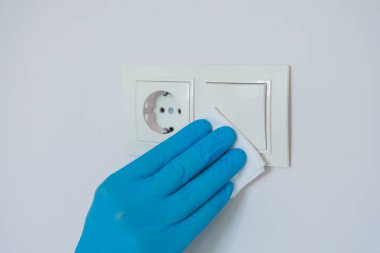 Covid-19, 2019-nCoV veya Coronavirus 'un yayılmasını önlemek için eldiven ile yüzeylerin temizlenmesi ve dezenfekte edilmesi. Islak mendilleri dezenfekte ederek evdeki, ofisteki, hastanedeki masaları siliyorum..