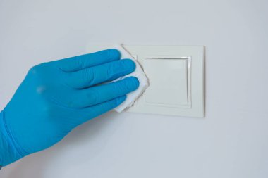 Covid-19, 2019-nCoV veya Coronavirus 'un yayılmasını önlemek için eldiven ile yüzeylerin temizlenmesi ve dezenfekte edilmesi. Islak mendilleri dezenfekte ederek evdeki, ofisteki, hastanedeki masaları siliyorum..