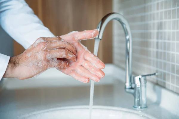 Hombre Lavándose Las Manos Adecuadamente Con Jabón Para Protegerse Infección —  Fotos de Stock