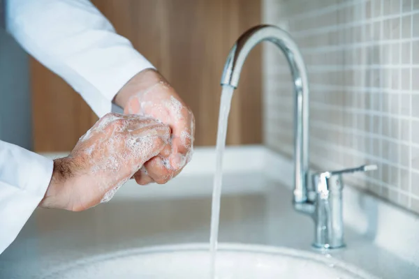 Hombre Lavándose Las Manos Adecuadamente Con Jabón Para Protegerse Infección —  Fotos de Stock