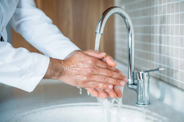 Pria Yang Mencuci Tangan Dengan Sabun Harus Dilindungi Untuk Infeksi — Stok Foto