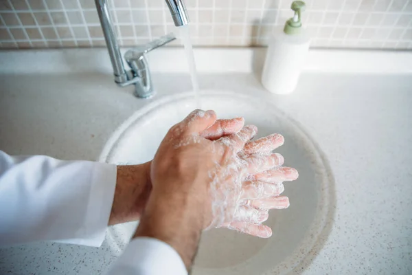 Homem Lavando Mãos Corretamente Com Sabão Ser Protegido Para Infecção — Fotografia de Stock