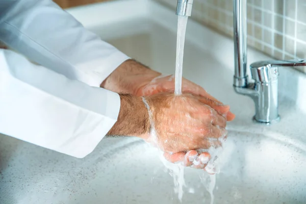 Pria Yang Mencuci Tangan Dengan Sabun Harus Dilindungi Untuk Infeksi — Stok Foto
