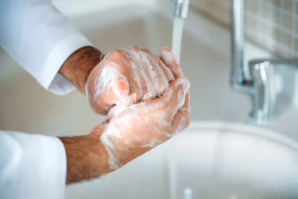 Hombre Lavándose Las Manos Adecuadamente Con Jabón Para Protegerse Infección —  Fotos de Stock