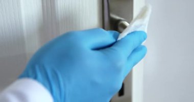 Covid-19, 2019-nCoV veya Coronavirus 'un yayılmasını önlemek için eldiven ile yüzeylerin temizlenmesi ve dezenfekte edilmesi. Islak mendilleri dezenfekte ederek evdeki, ofisteki, hastanedeki masaları siliyorum..