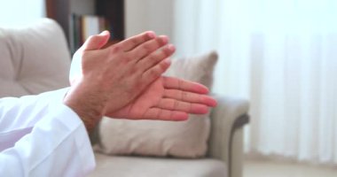 Covid-19, 2019-nCoV veya Coronavirus 'un yayılmasını önlemek için el dezenfektanı jeliyle ellerin temizlenmesi ve dezenfekte edilmesi. Temizlik için elleri alkolle dezenfekte etmek.