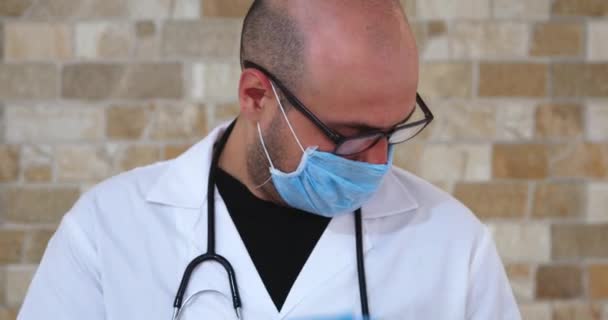 El médico examinará el tubo de análisis de sangre del Coronavirus — Vídeos de Stock
