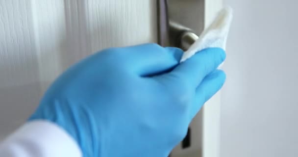 Καθαρισμός και απολύμανση επιφανειών με γάντια για τον τερματισμό της εξάπλωσης του Covid-19, 2019-nCoV ή του Coronavirus. Απολύμανση υγρών μαντηλιών για να σκουπίσει επιφάνεια του γραφείου στο σπίτι, το γραφείο, το νοσοκομείο. — Αρχείο Βίντεο