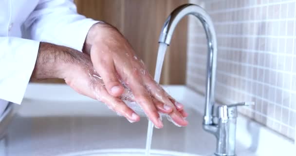 Muž řádně myje ruce mýdlem, aby byl chráněn proti pandemické infekci Coronavirem 2019-nCoV. Doktor ukazuje, jak správně umýt ruce. — Stock video