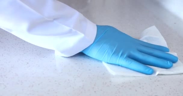 Limpieza y desinfección de superficies con guantes — Vídeos de Stock