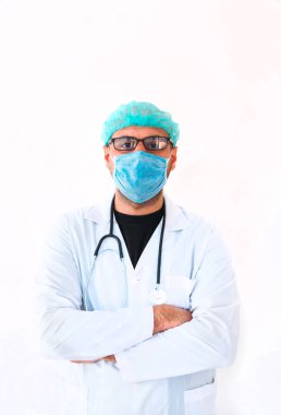 Tıbbi maskeli genç bir erkek doktorun portresi steril eldivenler ve steteskop izole edilmiş beyaz kameraya bakarken. Coronavirus veya covid 19 gün içinde erkek doktor portresi.