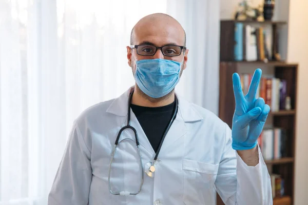 Retrato Joven Médico Haciendo Signo Victoria Contra Coronavirus Covid Máscara —  Fotos de Stock