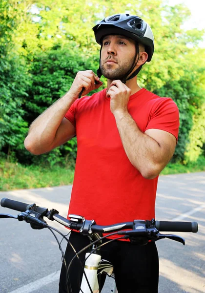 Radfahrer Setzt Helm Auf — Stockfoto