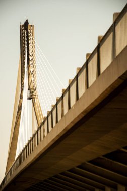 Varşova 'da nehir üzerinde sıcak renklerde modern bir köprü - perspektif açısından büyük bir yapı