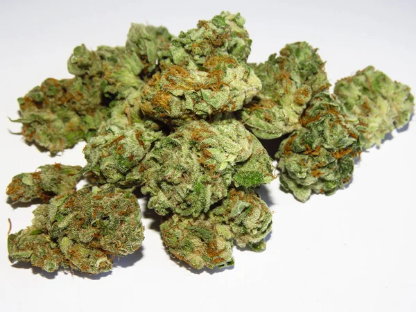 Close Van Medicinale Cannabisknoppen Marihuana Knoppen Geïsoleerd Witte Achtergrond Rechtenvrije Stockfoto's