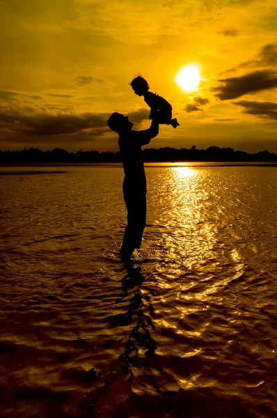 Silhouette Vater und Tochter — Stockfoto