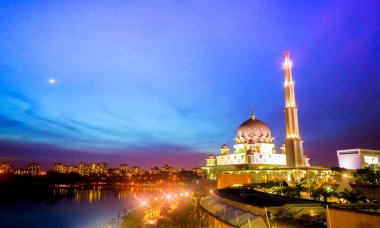 Putra Camii, alacakaranlık