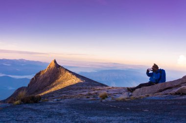 ourists Mount Kinabalu adlı bir resim çekmek