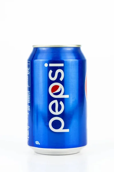 Pepsi latas isoladas em branco — Fotografia de Stock