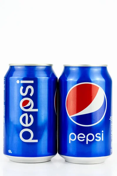Két Pepsi palackok elszigetelt fehér — Stock Fotó