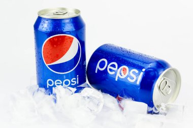 İki Pepsi kutu ile On izole beyaz buz