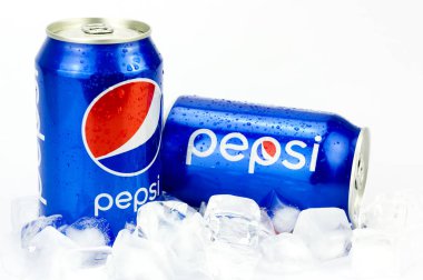 İki Pepsi kutu ile On izole beyaz buz