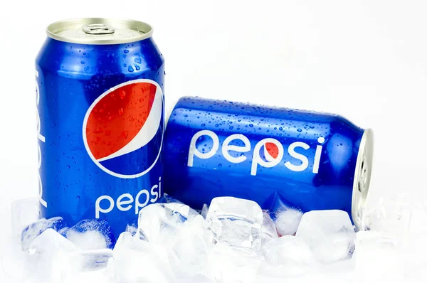 Két Pepsi palackok a jég elszigetelt a fehér — Stock Fotó