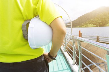 Mühendislik adam beyaz güvenlik kask ile ayakta