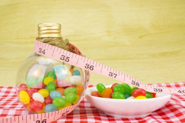 Şişe ve şerit metre ile sığ derinlik-in tarla (dof renkli şekerler)