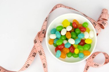 Renkli şekerler ve sığ derinlik-in tarla (dof ile şerit metre)