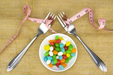 Renkli şekerler çatal ve sığ derinlik-in tarla (dof ile şerit metre