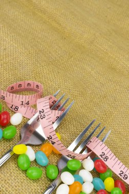 Renkli şekerler çatal ve sığ derinlik-in tarla (dof ile şerit metre