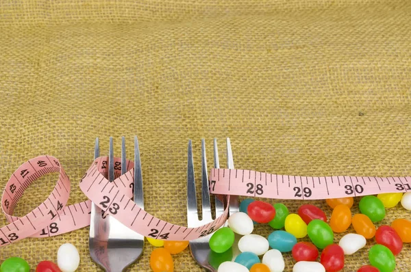 Барвисті цукерки виделка і стрічка міра з невеликою глибиною різкості ( Dof — стокове фото