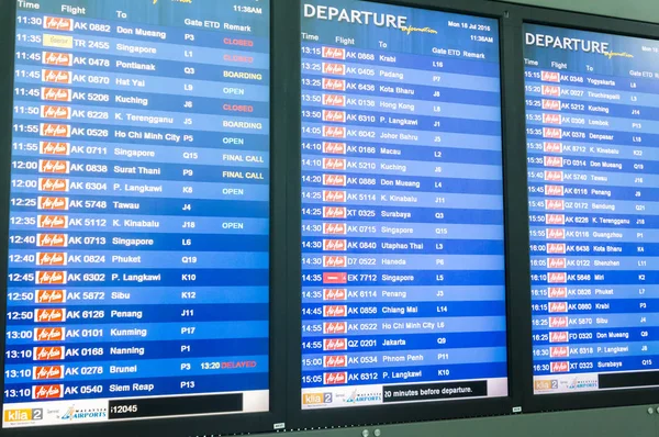 Tabla de embarque de vuelos de AirAsia en Kuala Lumpur Aeropuerto Internacional 2 — Foto de Stock