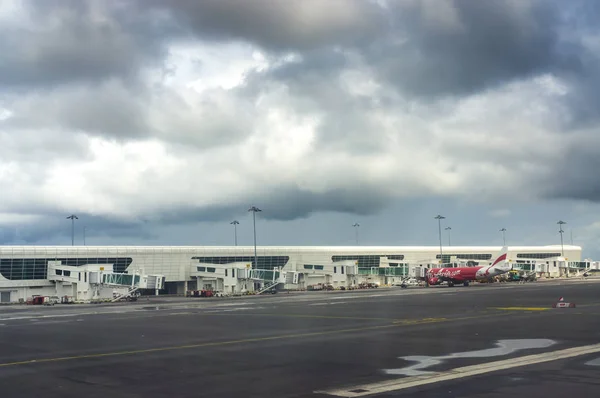 AirAsia Terminal in Kuala Lumpur luchthaven en storm wolken landschap. — Stockfoto