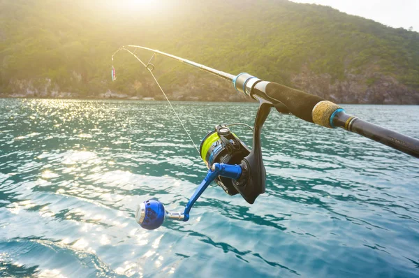 Carretel de pesca e nascer do sol na ilha Fotos De Bancos De Imagens