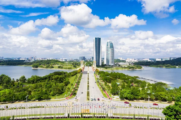 Vista de la ciudad de Putrajaya y cielo azul . — Foto de Stock