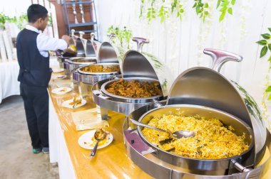 Kimliği belirsiz hazırlamak düğün yemek yiyecek