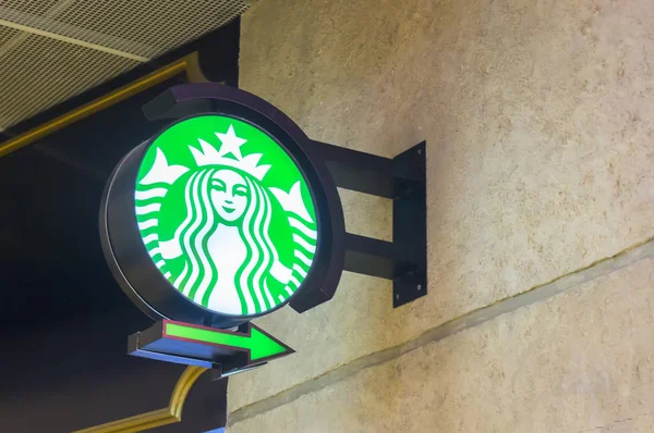 Starbucks coffee house signage — Zdjęcie stockowe