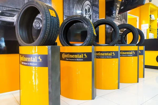 Exibição continental de pneus a bordo Imagens De Bancos De Imagens