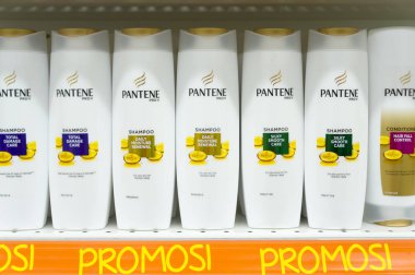 Mağaza raf görüntüsünü bir sürü Pantene marka saç bakım ürünleri