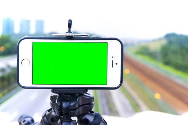 Smartfon z wyświetlaczem zielony ekran — Zdjęcie stockowe