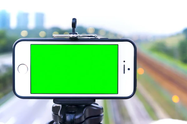 Smartfon z wyświetlaczem zielony ekran — Zdjęcie stockowe