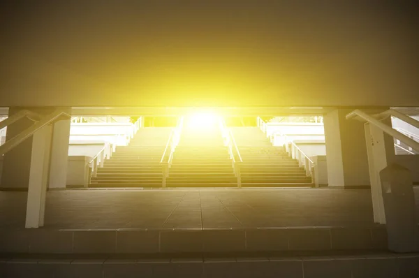 Bengalas de luz a través de las escaleras —  Fotos de Stock