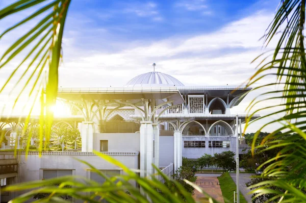 Morgon solljus vid Masjid Besi (järn moskén) — Stockfoto