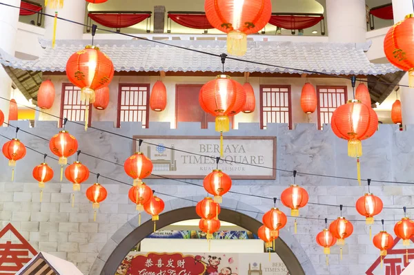 Lanterne cinesi rosse come decorazioni per interni — Foto Stock