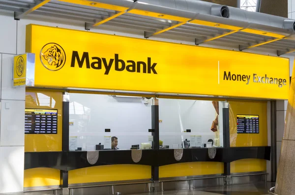 MAYBANK Counter di Bandar Udara Internasional Kuala Lumpur . — Stok Foto