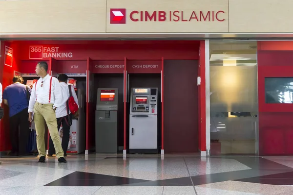 クアラルンプール国際空港で Cimb イスラム銀行で Atm を使っている人々. — ストック写真