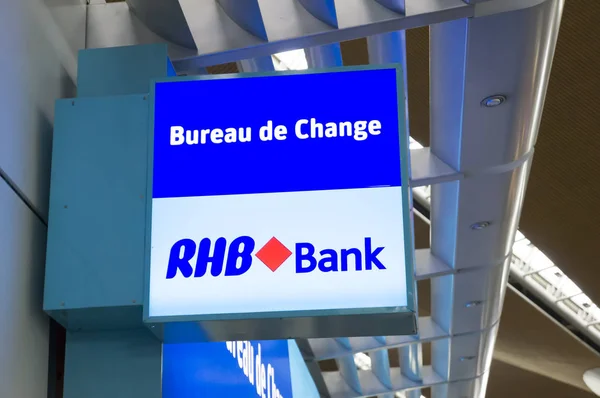 Dewan yang menayangkan RHB Bank di Bandar Udara Internasional Kuala Lumpur . — Stok Foto